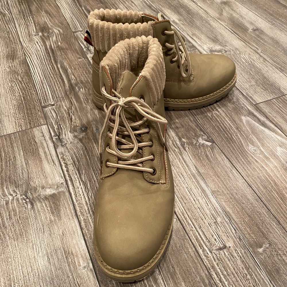 Tan lace up boots (Dirty Laundry)